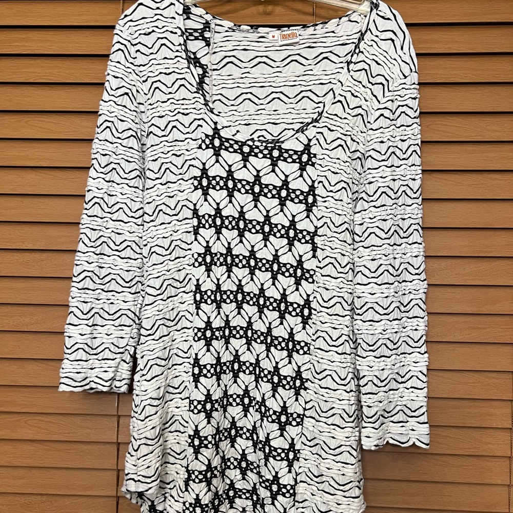 Tianello | Textured Top Stretch Tunic Vneck black cream size medium white/black